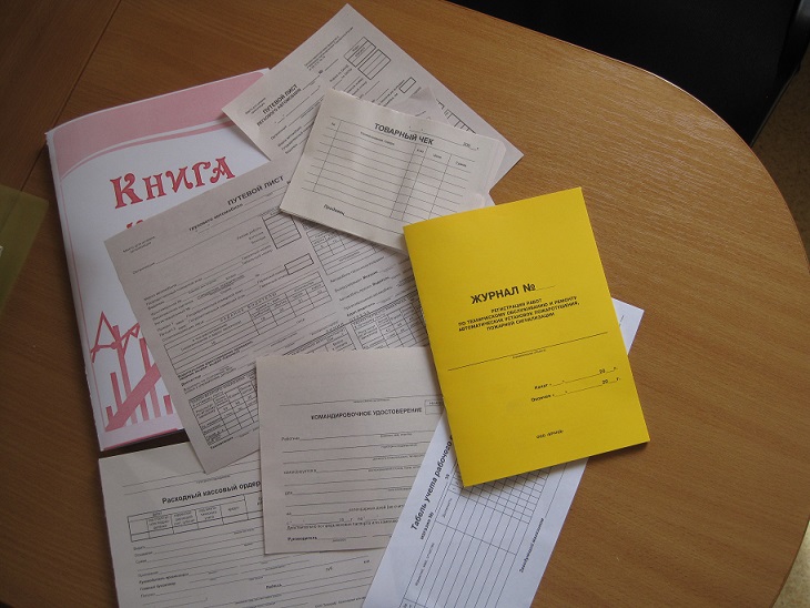 Документація відрядних на подобових квартирах Києва – купа паперів.